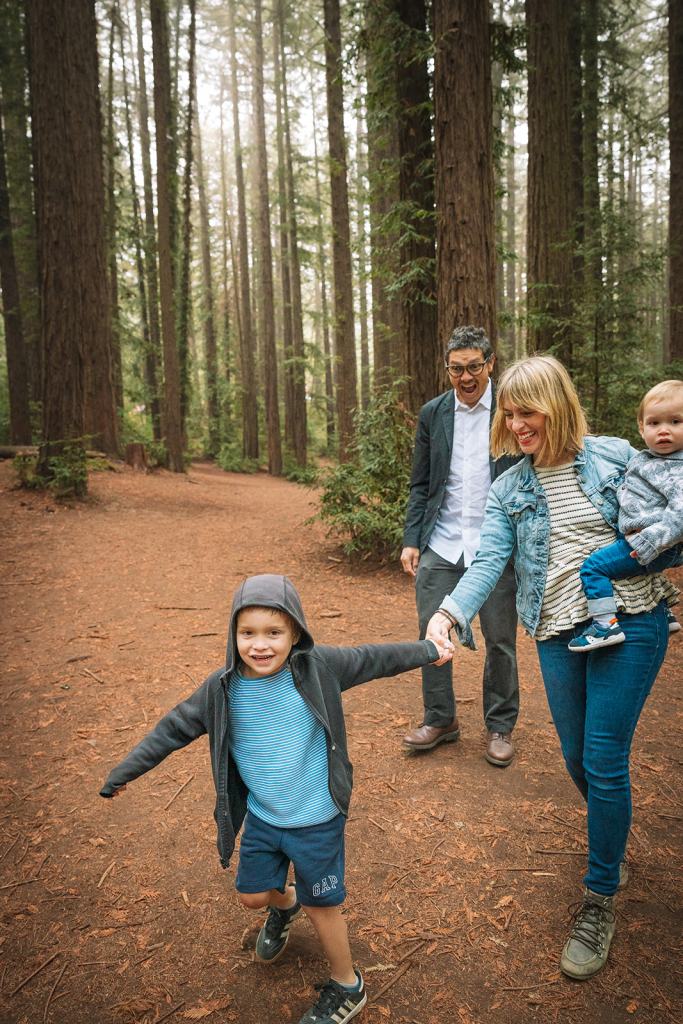 Family walking in Redwood Oakland Park during family session