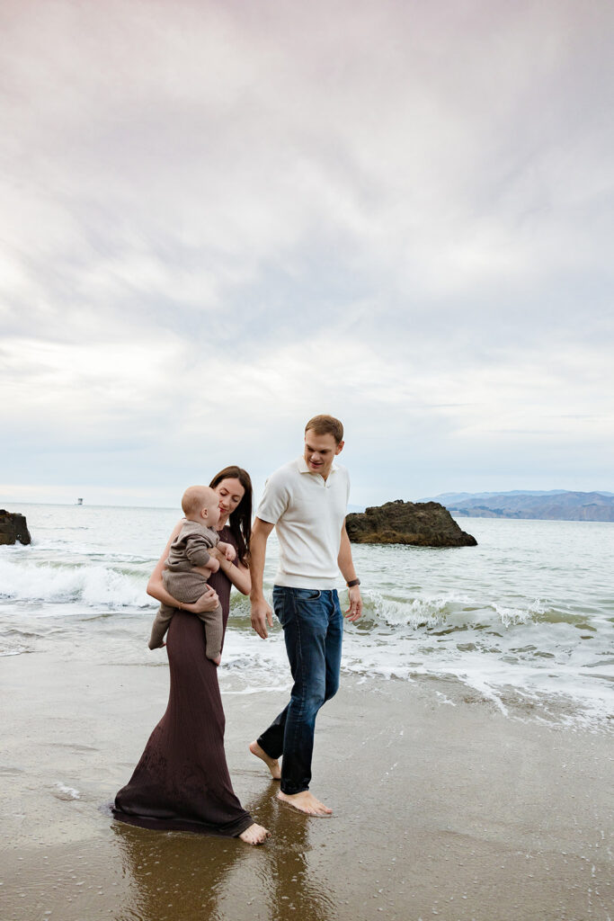 Family photos on the beach in San Francisco