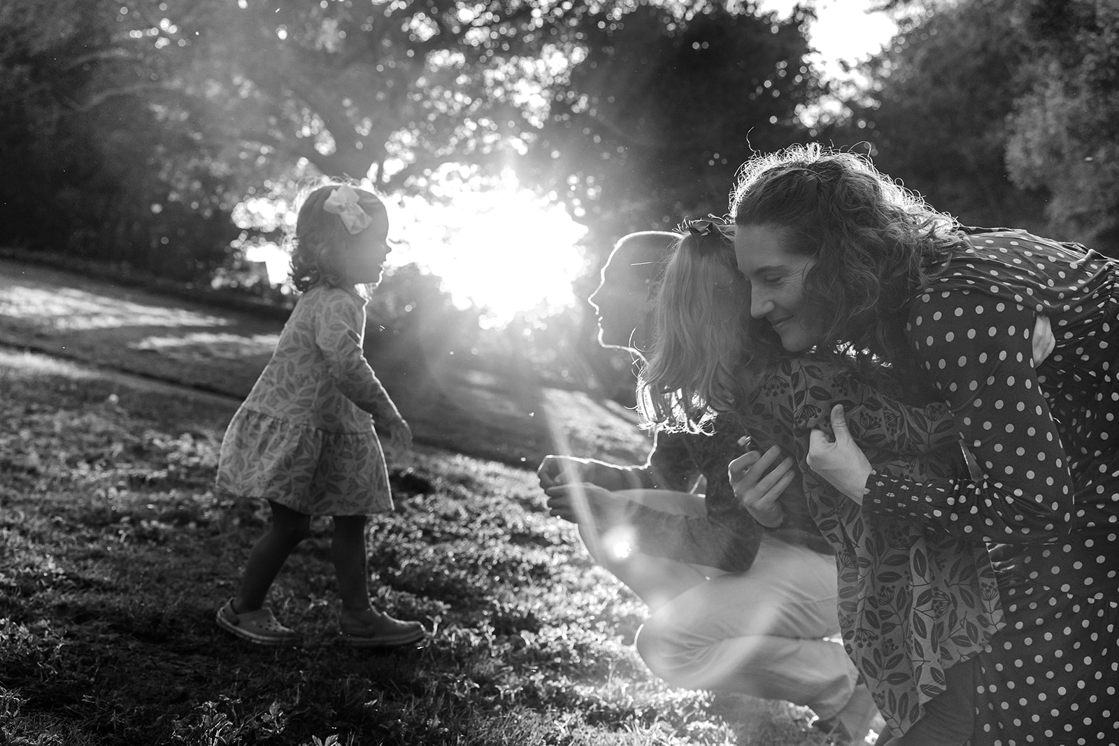 Black and white photo of a family of four at Piedmont Park in the East Bay of California for their family photos