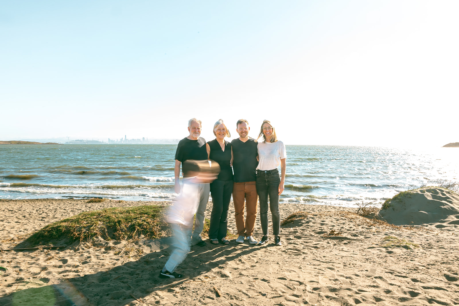 Wide shot of an extended family shoot on the beach at Albany Bulb in the East Bay of California. 
